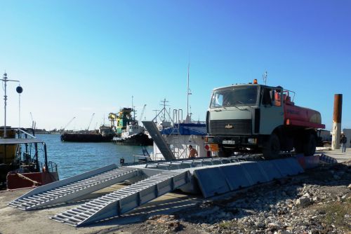 Бензовоз на эстакаде в Сочинском порту